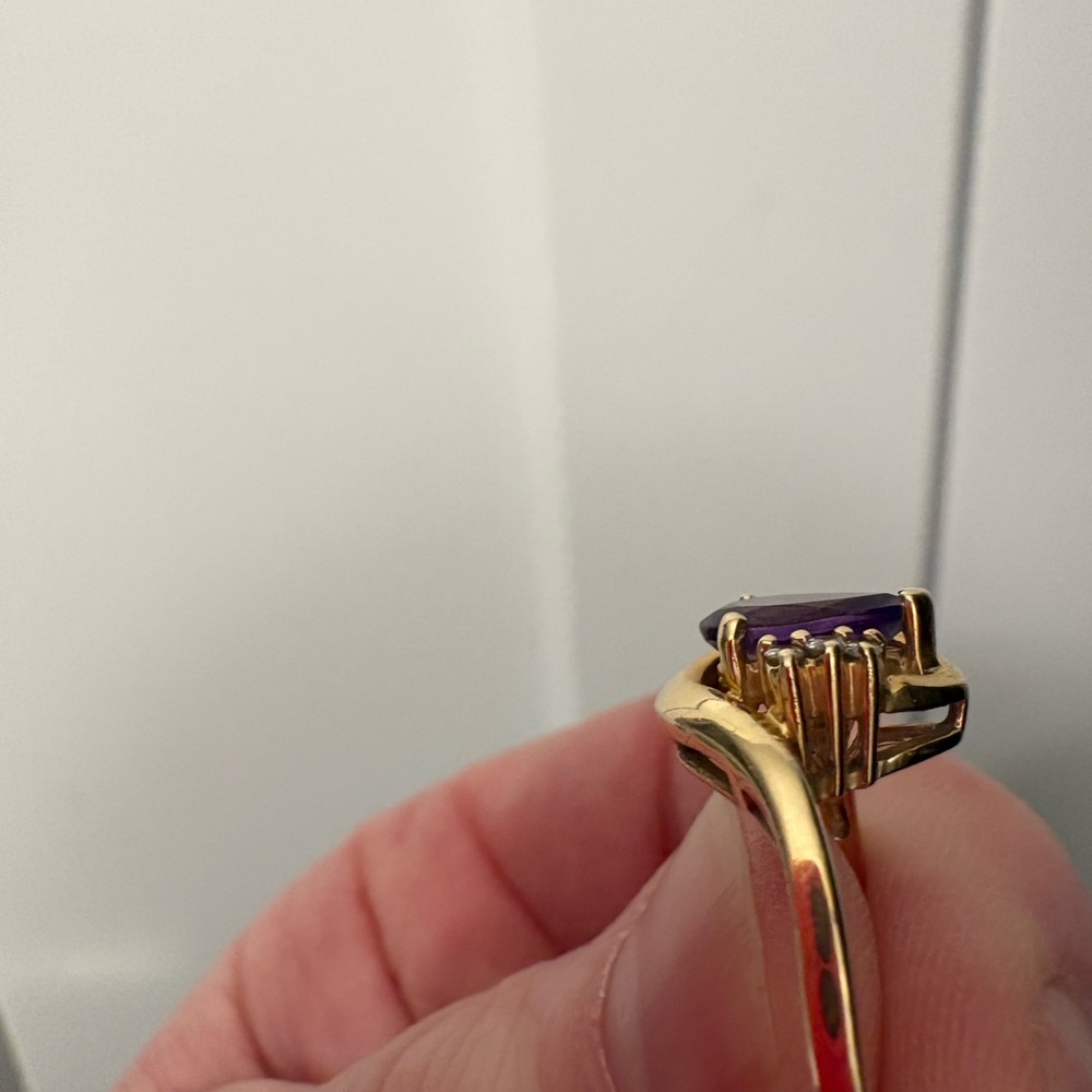 14K Gold Ring with Amethyst and Diamonds - Picture 5 of 6